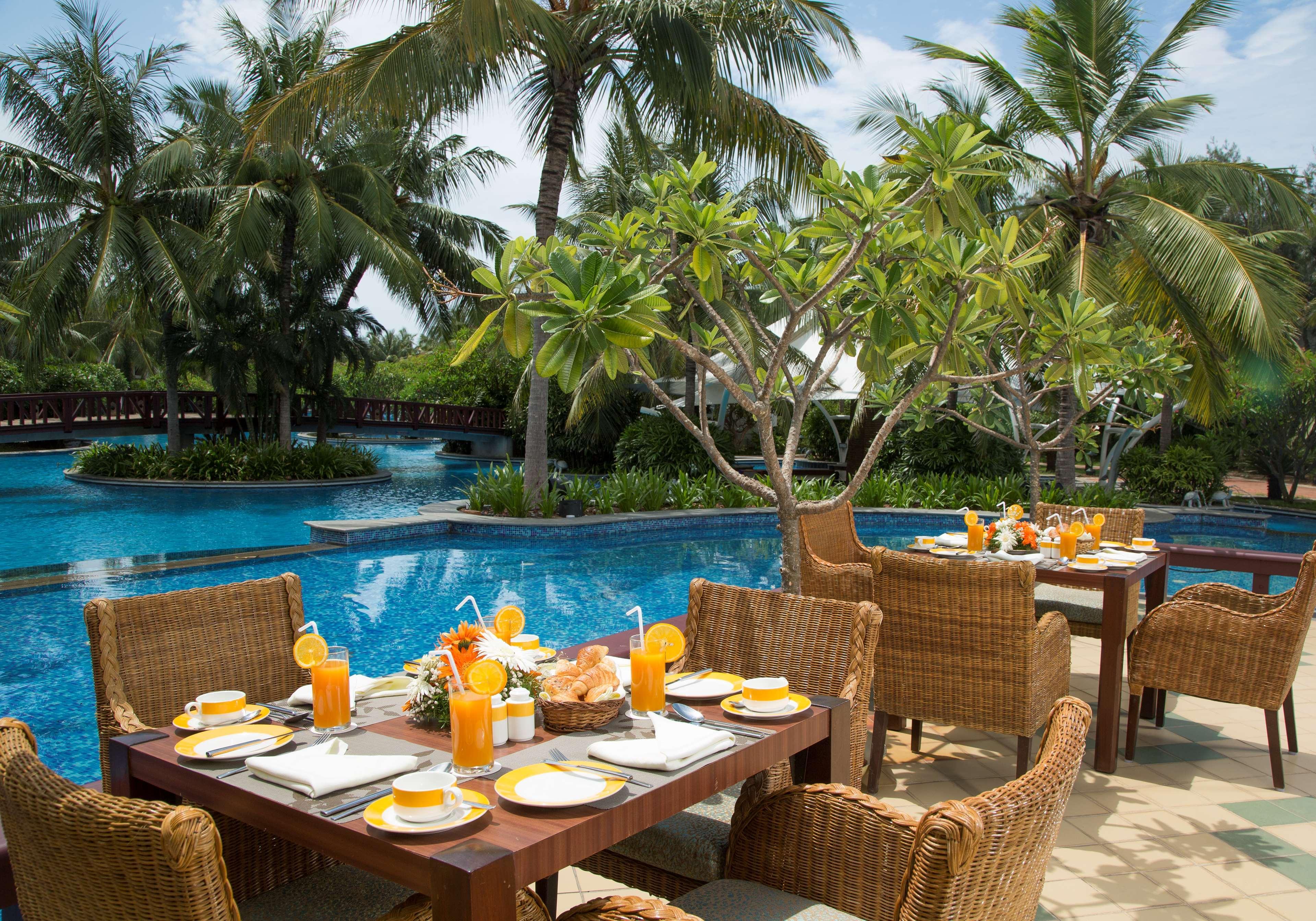 Radisson Blu Resort Temple Bay Mamallapuram Экстерьер фото The pool at the Le Méridien, Phuket Resort & Spa